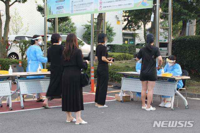 [제주=뉴시스] 양영전 기자 = 제주 신종 코로나바이러스 감염증(코로나19) 40번 확진자가 지난 24일부터 제주도청과 제주시청을 방문한 것으로 확인되면서 공직사회에도 비상이 걸렸다. 제주도는 30일 오후부터 확진자가 방문한 관련 부서 공무원들을 대상으로 코로나19 검사를 진행하고 있다. 사진은 이날 제주보건소에 마련된 선별진료소에서 코로나19 검사를 접수하는 제주시청 공무원들의 모습. 2020.08.30.&nbsp; 0jeoni@newsis.com