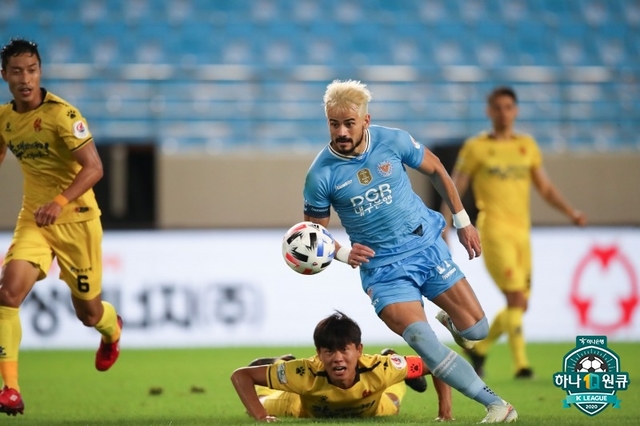 [서울=뉴시스] 대구FC 세징야가 돌파를 시도하고 있다. (제공=프로축구연맹)