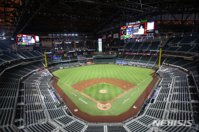 [알링턴=AP/뉴시스] 메이저리그(MLB) 텍사스 레인저스의 홈구장인 글로브 라이프 필드. 2020.08.30