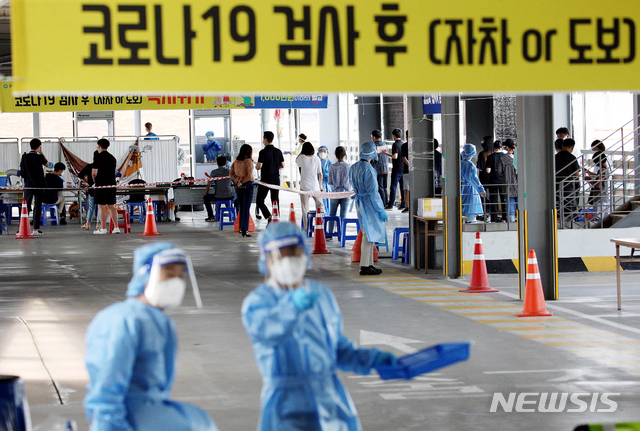 [광주=뉴시스] 신대희 기자 = 28일 광주 북구보건소 코로나19 선별진료소에서 의료진들이 주민들의 검체를 채취하고 있다. (사진 = 광주 북구 제공) 2020.08.30.&nbsp; photo@newsis.com 