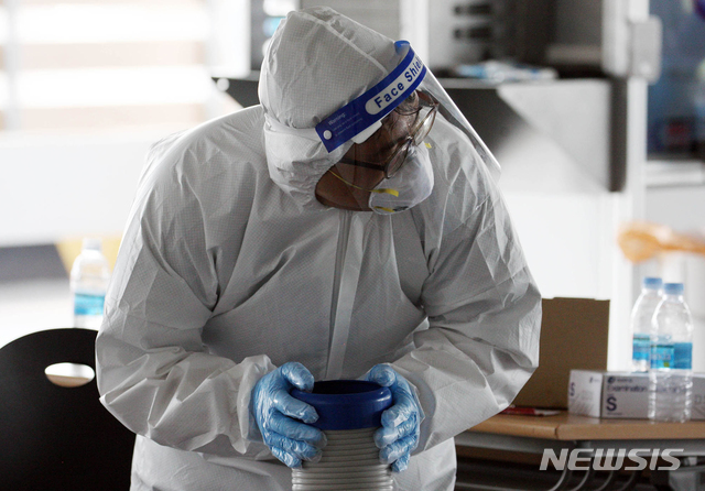 [광주=뉴시스] 신대희 기자 = 광주에 폭염 특보가 발효된 28일 북구보건소 코로나19 선별진료소에서 의료진이 냉방기를 이용, 더위를 이겨내고 있다. (사진 = 광주 북구 제공) 2020.08.30.&nbsp; photo@newsis.com 