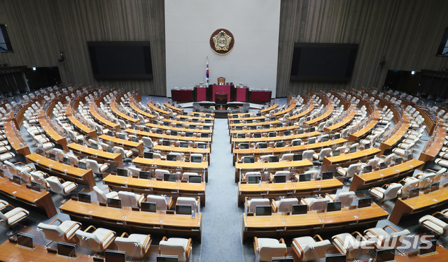 [서울=뉴시스] 최동준 기자 = 30일 서울 여의도 국회 본회의장에 신종 코로나바이러스 감염증(코로나19) 예방을 위해 비말 차단용 칸막이가 설치돼 있다. (사진=국회 제공) 2020.08.30. photo@newsis.com