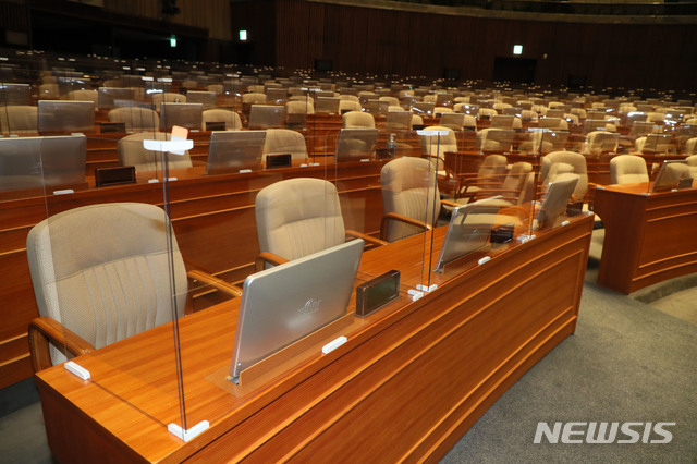 [서울=뉴시스] 최동준 기자 = 30일 서울 여의도 국회 본회의장에 신종 코로나바이러스 감염증(코로나19) 예방을 위해 비말 차단용 칸막이가 설치돼 있다. (사진=국회 제공) 2020.08.30. photo@newsis.com