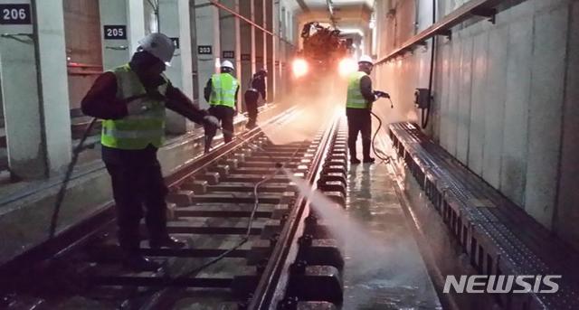 [대전=뉴시스] 대전도시철도공사 직원들이 유출지하수를 활용해 터널 미세먼지 제거를 위한 물청소를 하고 있다.(사진= 도시철도공사 제공) 
