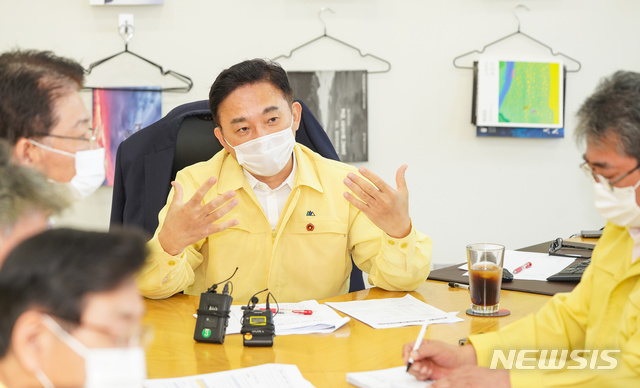 [제주=뉴시스] 원희룡 제주지사가 31일 오전 제주도청 도지사 집무실에서 신종 코로나바이러스 감염증(코로나19) 비상대책회의를 열고 의견을 말하고 있다. (사진=제주도 제공) 2020.08.31. ktk2807@newsis.com