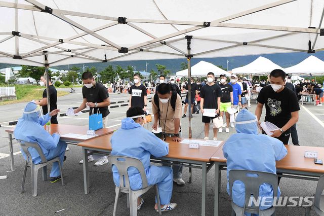 [창원=뉴시스] 강경국 기자 = 제669기 해군병 입영 대상자들이 31일 경남 창원시 진해구의 해군교육사령부에서 코로나19 검사와 관련해 의무관들에게 간이 검진을 받고 있다. (사진=해군교육사령부 제공). 2020.08.31.photo@newsis.com