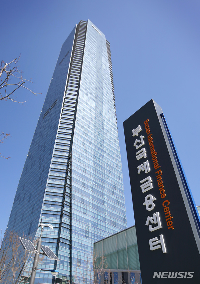 [서울=뉴시스] 한국자산관리공사(캠코) 본사가 입주한 부산국제금융센터 건물 전경 (사진=한국자산관리공사 제공) 2020.11.12. photo@newsis.com