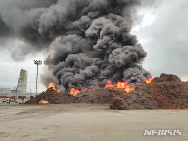 [군산=뉴시스] 전북 군산시의 한 폐기물 야적장에서 불이 난 모습. 위 사진은 기사와 관계없음. (사진= 뉴시스 DB)