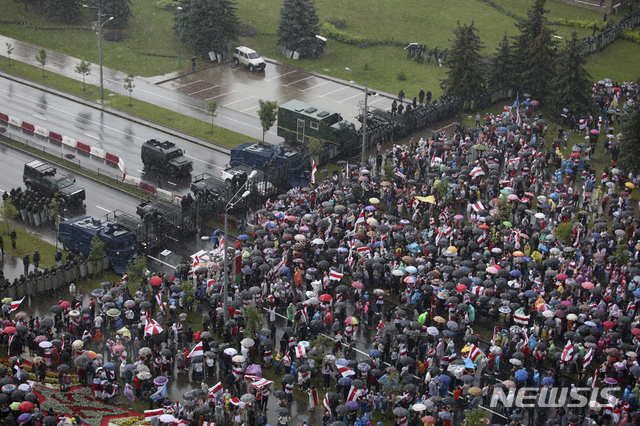 [민스크=AP/뉴시스] 30일(현지시간) 벨라루스 민스크 독립광장에서 행진을 하려는 시위대와 이를 막으려는 경찰 병력들이 마주보고 서있다. 알렉산드르 루카셴코 대통령은 앞서 항의 시위가 계속된다면 경찰의 강경 진압은 불가피하다며 시위대의 자진 해산을 요구했다. 2020.8.31.