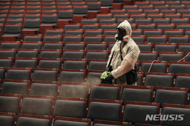 '드라큘라도 당했다' 공연계, 코로나 비상 "방심 금물"