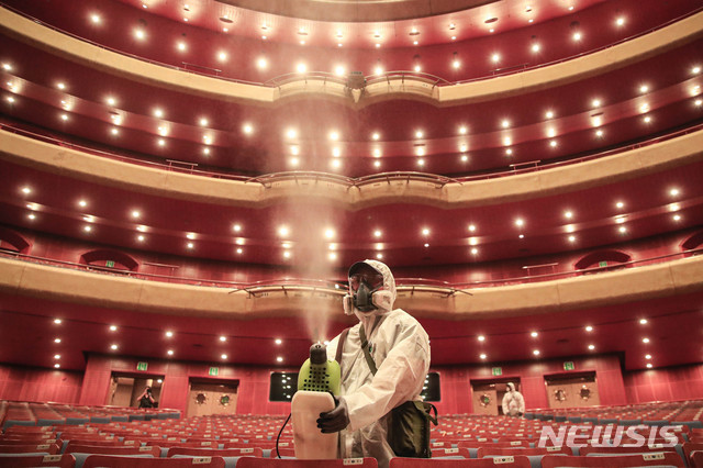 [서울=뉴시스] 박민석 기자 = 방역업체 관계자들이 31일 오전 서울 서초구 예술의전당 오페라극장에서 방역 작업을 하고 있다. 2020.08.31. mspark@newsis.com