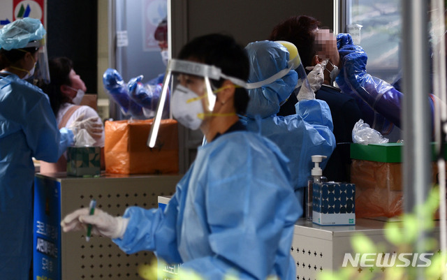 [대구=뉴시스] 이무열 기자 = 대구지역 신종 코로나바이러스 감염증(코로나19) 확진자가 급증하고 있는 31일 오전 대구 동구 검사동 동구보건소에 마련된 코로나19 선별진료소에서 의료진이 검체 채취를 하고 있다. 2020.08.31.lmy@newsis.com