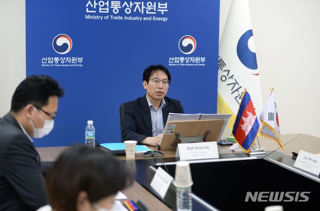 [서울=뉴시스]노건기 산업통상자원부 자유무역협정정책관(수석대표)이 지난 8월31일 세종시 정부세종청사 영상회의실에서 심 소껭 캄보디아 상무부 차관(수석대표)과 '한-캄보디아 자유무역협정(FTA) 2차 공식협상'을 하고 있다. (사진=산업통상자원부 제공). 2020.08.31. photo@newsis.com