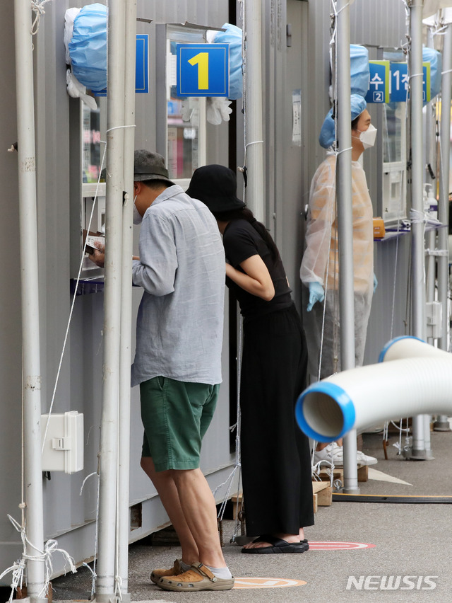 [서울=뉴시스] 고범준 기자 = 31일 오전 서울 영등포구 영등포보건소 선별진료소에서 시민들이 신종 코로나바이러스 감염증(코로나19) 진료를 받기 위해 접수를 하고 있다. 2020.08.31.&nbsp; bjko@newsis.com