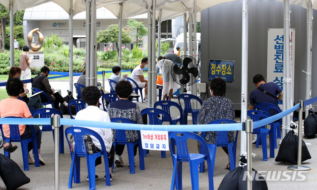 [서울=뉴시스] 고범준 기자 = 31일 오전 서울 영등포구 영등포보건소 선별진료소에서 시민들이 신종 코로나바이러스 감염증(코로나19) 진료를 받기 위해 대기하고 있다. 2020.08.31. bjko@newsis.com