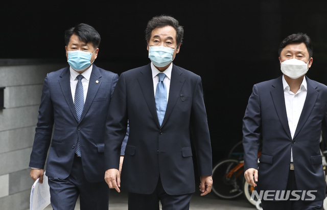 [서울=뉴시스] 김병문 기자 = 자가격리를 마친 이낙연 더불어민주당 대표가 31일 서울 종로구 자택을 나서고 있다. 2020.08.31. photo@newsis.com