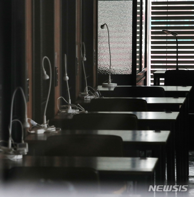 [서울=뉴시스] 박미소 기자 = 신종 코로나바이러스 감염증(코로나19) 확산을 막기 위해 사회적 거리두기 2.5단계 조치가 시행되고 있는 31일 오전 서울 한 시내의 스터디카페가 집합금지명령으로 불이 꺼져있다. 2020.08.31.&nbsp; misocamera@newsis.com