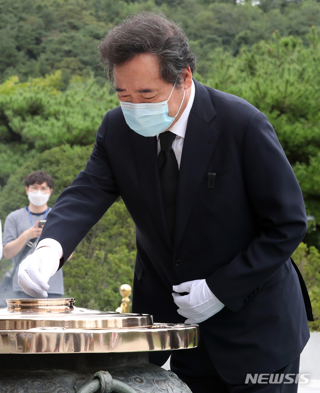 [서울=뉴시스]조수정 기자 = 이낙연 더불어민주당 대표가 31일 오후 서울 동작구 국립현충원을 방문해 현충탑에서 참배를 하고 있다. 2020.08.31.&nbsp; photo@newsis.com