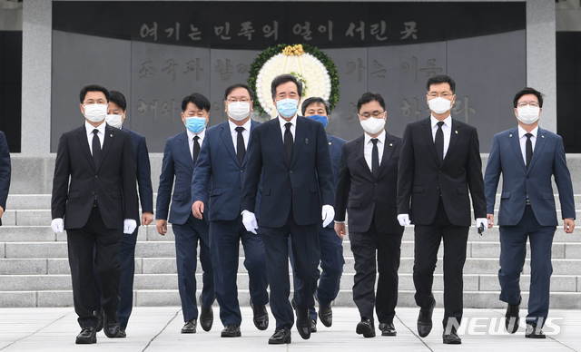 [서울=뉴시스]조수정 기자 = 코로나19 자가격리를 마친 이낙연 더불어민주당 신임 당대표가 31일 서울 동작구 국립서울현충원을 찾아 현충탑 참배한 뒤 돌아나오고 있다. 2020.08.31.&nbsp; photo@newsis.com