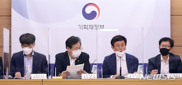 [세종=뉴시스]강종민 기자 = 안도걸 기획재정부 예산실장이 지난달 27일 정부세종청사에서 올해보다 43.5조원(8.5%) 늘어난 555.8조원으로 편성된 2021년도 예산안을 설명하고 있다. 2020.09.01. ppkjm@newsis.com