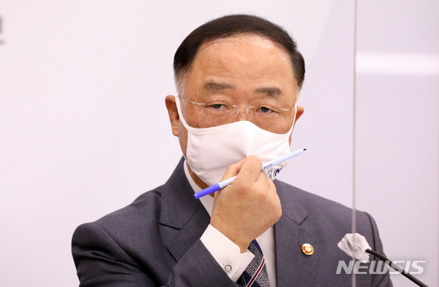 [세종=뉴시스]강종민 기자 = 홍남기 부총리 겸 기획재정부 장관이 지난달 27일 정부세종청사에서 올해보다 43.5조원(8.5%) 늘어난 555.8조원으로 편성된 2021년도 예산안을 발표하며 마스크를 고쳐쓰고 있다. 2020.09.01. ppkjm@newsis.com