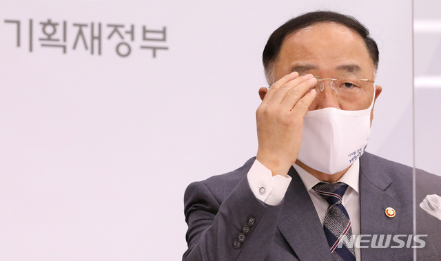 [세종=뉴시스]강종민 기자 = 홍남기 부총리 겸 기획재정부 장관이 지난달 27일 정부세종청사에서 올해보다 43.5조원(8.5%) 늘어난 555.8조원으로 편성된 2021년도 예산안을 발표하며 안경을 고쳐쓰고 있다. 2020.09.01.&nbsp; ppkjm@newsis.com