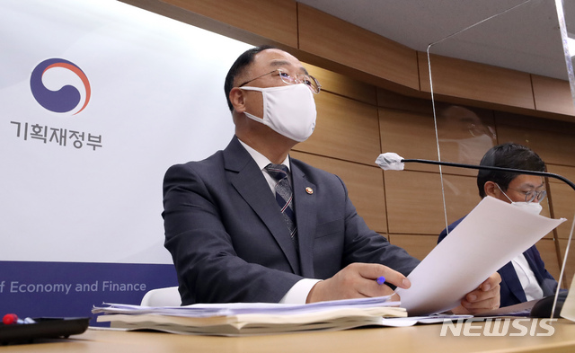 [세종=뉴시스]강종민 기자 = 홍남기 부총리 겸 기획재정부 장관이 지난달 27일 정부세종청사에서 올해보다 43.5조원(8.5%) 늘어난 555.8조원으로 편성된 2021년도 예산안을 발표하고 있다. 2020.09.01.&nbsp; ppkjm@newsis.com