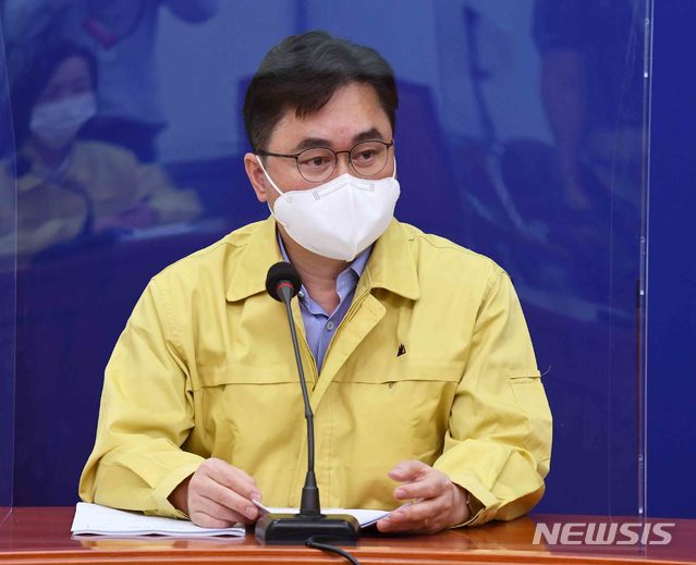 [서울=뉴시스]국회사진기자단 = 김종민 더불어민주당 최고위원이 31일 오후 서울 여의도 국회에서 열린 더불어민주당 최고위원회의에 참석하고 있다. 2020.08.31. photo@newsis.com