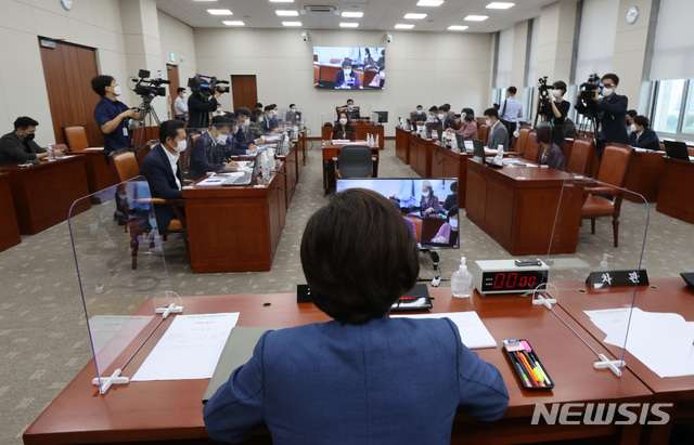 [서울=뉴시스] 국회사진기자단 = 유은혜 사회부총리 겸 교육부 장관이 31일 서울 여의도 국회에서 열린 교육위원회 전체회의에 참석해 의원들의 질의에 답하고 있다. 2020.08.31. photo@newsis.com