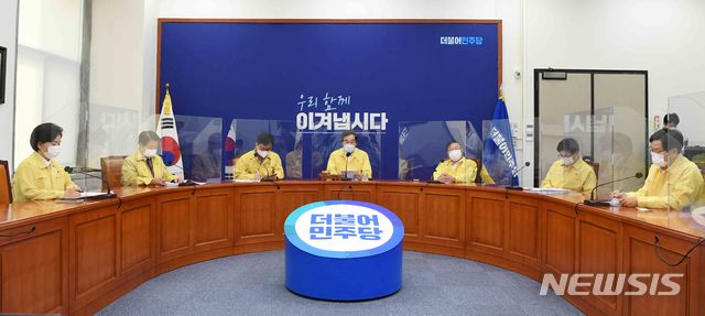 [서울=뉴시스]국회사진기자단 = 이낙연 더불어민주당 신임 당대표(가운데)가 31일 오후 서울 여의도 국회에서 열린 더불어민주당 최고위원회의에 참석해 모두발언을 하고 있다. 2020.08.31. photo@newsis.com