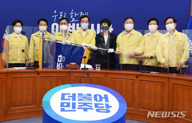 [서울=뉴시스]국회사진기자단 = 이낙연 더불어민주당 신임 당대표가 31일 오후 서울 여의도 국회에서 열린 더불어민주당 최고위원회의에 참석해 김영주 전국대의원대회 의장에게 당기를 받고 있다. 왼쪽부터 양향자 최고위원, 노웅래 최고위원, 김종민 최고위원, 이낙연 대표, 김영주 의장, 김태년 원내대표, 염태영 최고위원, 신동근 최고위원. 2020.08.31. photo@newsis.com