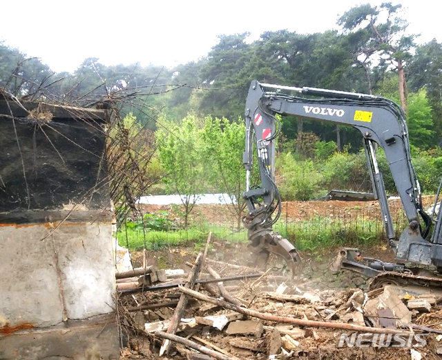 [장성=뉴시스] 전남 장성군이 오랫동안 방치돼 마을 전체 모습에 부정적인 영향을 미치는 농촌지역 폐·공가를 철거하고 있다. (사진=장성군 제공) 2020.08.31. photo@newsis.com