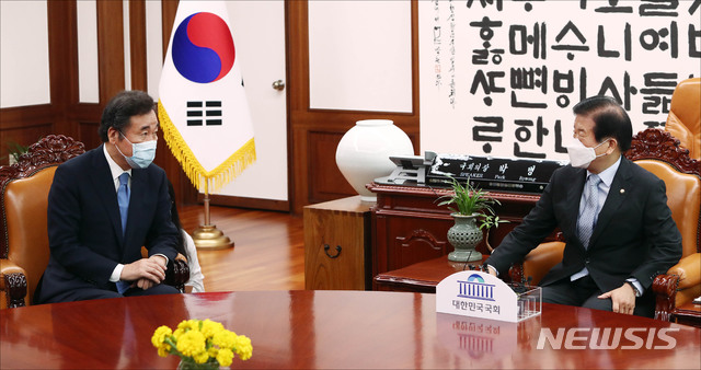 [서울=뉴시스]국회사진기자단 = 이낙연 더불어민주당 신임 당 대표가 31일 오후 서울 여의도 국회에서 박병석 국회의장을 예방하고 있다. 2020.08.31. photo@newsis.com