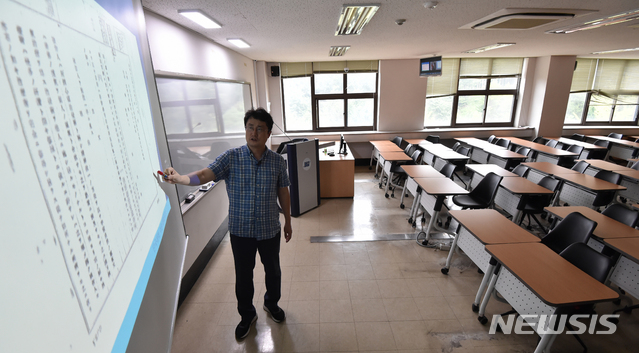 [용인=뉴시스] 김종택기자 = 신종 코로나바이러스 감염증(코로나19) 재확산으로 수도권에서 '사회적 거리두기 2.5단계 조치'가 시행되고 있는 가운데 31일 경기 용인시 단국대학교 죽전캠퍼스에서 자유교양대학 박성순교수가 2학기 개강을 앞두고 비대면 강의를 준비하고 있다. 2020.08.31. jtk@newsis.com