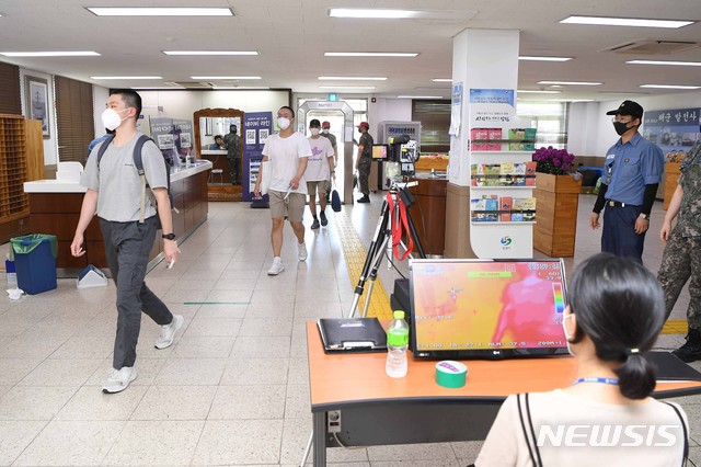 [서울=뉴시스]31일 해군교육사령부에서 진행된 669기 해군병 입영식에서 열화상 카메라로 669기 해군병 입영대상자들의 체온을 측정하고 있다. (사진=해군교육사령부 제공) 2020.08.31.&nbsp; photo@newsis.com