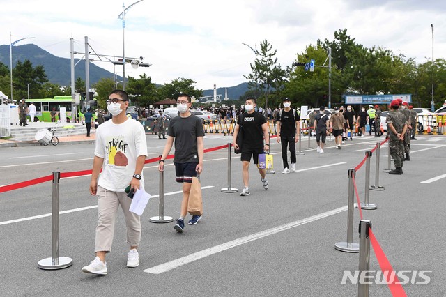 [서울=뉴시스]31일 해군교육사령부에서 실시한 '669기 해군병 입영' 중 669기 해군병 입영대상자들이 2M 거리를 유지하며 영내에 들어가고 있다. (사진=해군교육사령부 제공) 2020.08.31. photo@newsis.com