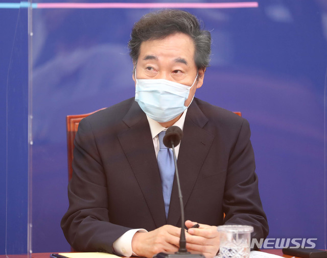 [서울=뉴시스] 배훈식 = 이낙연 더불어민주당 신임 당대표가 31일 오후 서울 여의도 국회 당대표실에서 기자간담회를 하기 위해 참석하고 있다. 2020.08.31. photo@newsis.com