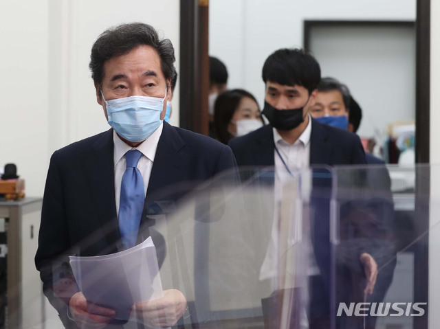 [서울=뉴시스] 배훈식 = 이낙연 더불어민주당 신임 당대표가 31일 오후 서울 여의도 국회 당대표실에서 기자간담회를 하기 위해 참석하고 있다. 2020.08.31. photo@newsis.com
