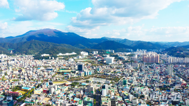 [광주=뉴시스] = 광주 도심 품고 있는 무등산국립공원. (사진=광주MBC 제공). photo@newsis.com