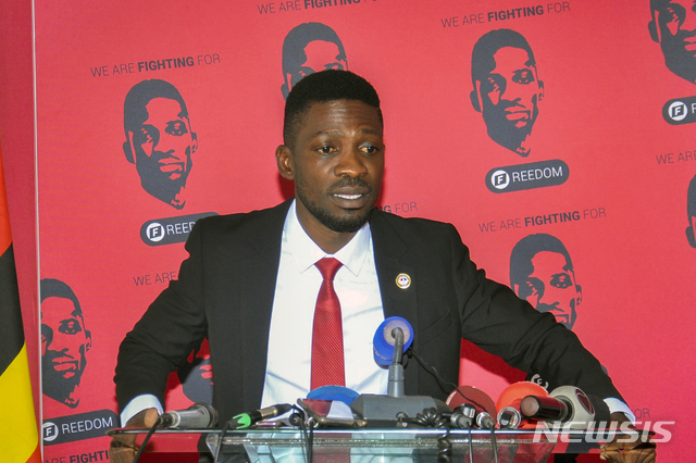 [AP/뉴시스] 우간다의 팝가수이자 의원으로 대통령선거에 출마한 바비 와인이 8월31일 기자회견을 하고 있다