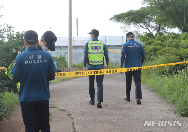 [제주=뉴시스]우장호 기자 = 지난해 8월31일 제주시 도두1동 제주시민속오일시장 뒷편 이면도로 인근 밭에서 30대 여성 시신이 발견됐다. 출동한 경찰이 현장을 보존하고 있다. 2020.08.31. woo1223@newsis.com