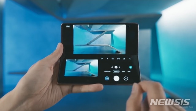 [서울=뉴시스] 삼성전자는 1일 오후 11시 뉴스룸 통해 '언팩 파트2' 온라인으로 개최하고 '갤럭시Z 폴드2'를 공개했다. 2020.09.01. (사진= '삼성 갤럭시 Z 폴드2 언팩 파트 2' 실시간 영상 갈무리) 