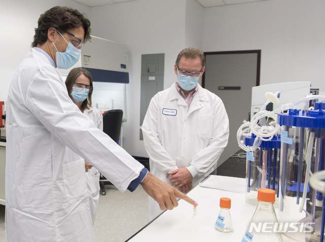 [몬트리올=AP/뉴시스]쥐스탱 트뤼도 캐나다 총리(왼쪽)가 지난해 8월31일(현지시간) 캐나다 몬트리올에 있는 국립연구위원회(NRC) 로열마운트 치료연구센터를 방문해 연구진과 얘기를 나누고 있는 모습. 2021.04.15.