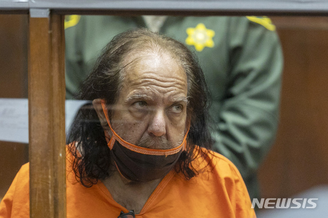 [로스앤젤레스=AP/뉴시스]미국의 포르노 스타 론 제러미가 지난 6월26일 로스앤젤레스 형사재판소에서 자신의 성폭행 혐의 관련 재판에 출석하고 있다. 제러미는 31일 12명의 여성과 10대 소녀를 포함한 20건의 성폭행 혐의로 추가 기소됐다. 2건의 기소 모두 유죄로 인정되면 그는 250년이 넘는 징역형에 처해질 수 있다. 2020.9.1