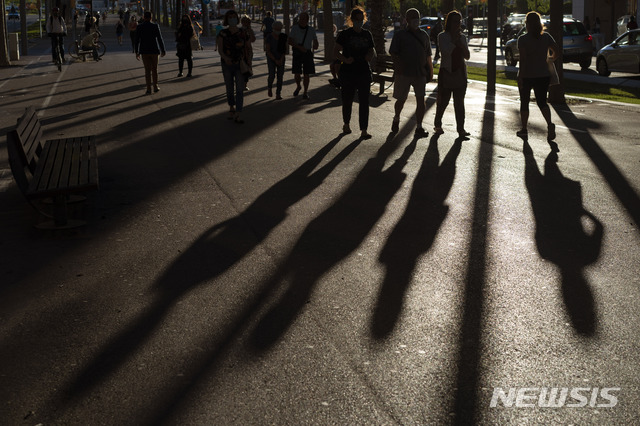 [바르셀로나=AP/뉴시스]지난달 31일(현지시간) 마스크를 쓴 사람들이 스페인 바르셀로나의 대로를 걷고 있다. 2020.09.01.