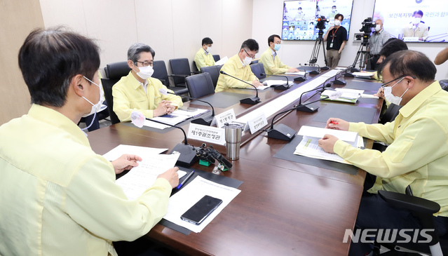 [세종=뉴시스]강종민 기자 = 김강립 중앙재난안전대책본부 제1총괄조정관(보건복지부 차관)이 1일 오전 정부세종청사에서 열린 신종 코로나바이러스 감염증(코로나19) 대응 중대본 회의에서 모두발언을 하고 있다. 2020.09.01.&nbsp; ppkjm@newsis.com 