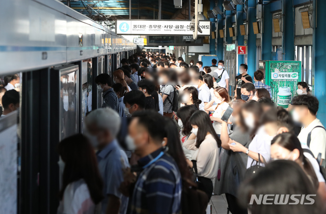 [서울=뉴시스] 고승민 기자 = '2.5단계 거리두기' 시행 이틀째인 지난 1일 서울의 한 지하철에서 마스크를 쓴 시민들이 출근하고 있다. 2020.09.01.kkssmm99@newsis.com