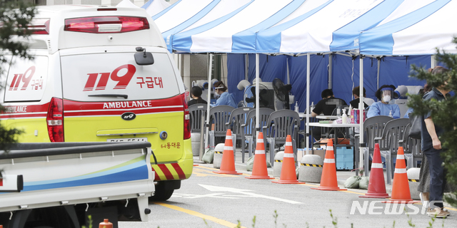 [서울=뉴시스] 최진석 기자 = 신종 코로나바이러스 감염증(코로나19) 누적 환자가 225일만에 2만명 넘어선 1일 서울 동대문구 보건소 선별진료소에서 시민들이 코로나19 관련 검체채취를 위해 줄지어 기다리고 있다. 2020.09.01. myjs@newsis.com