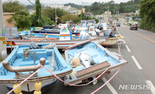 [울산=뉴시스] 배병수 기자 = 제9호 태풍 '마이삭(MAYSAK)'이 북상 중인 1일 오전 울산 울주군 서생면 해안도로 인근 도로에 소형 어선들이 대피해 있다. 2020.09.01.  bbs@newsis.com