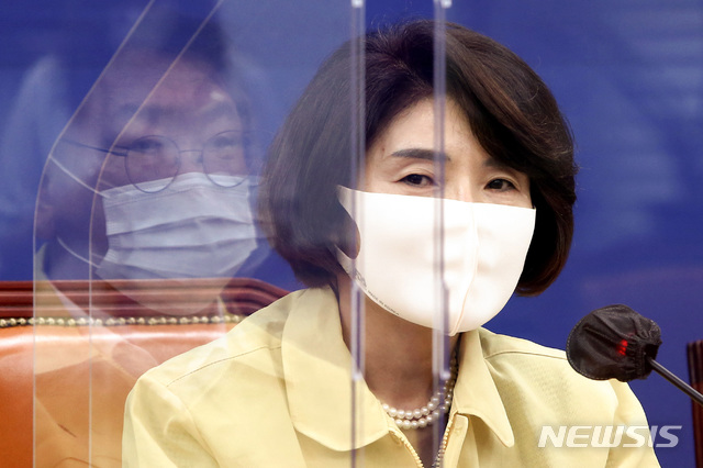[서울=뉴시스]홍효식 기자 = 더불어민주당 한정애 신임 정책위의장이 1일 국회에서 열린 원내대책회의에 참석해 모두발언하고 있다. 2020.09.01.&nbsp; photo@newsis.com